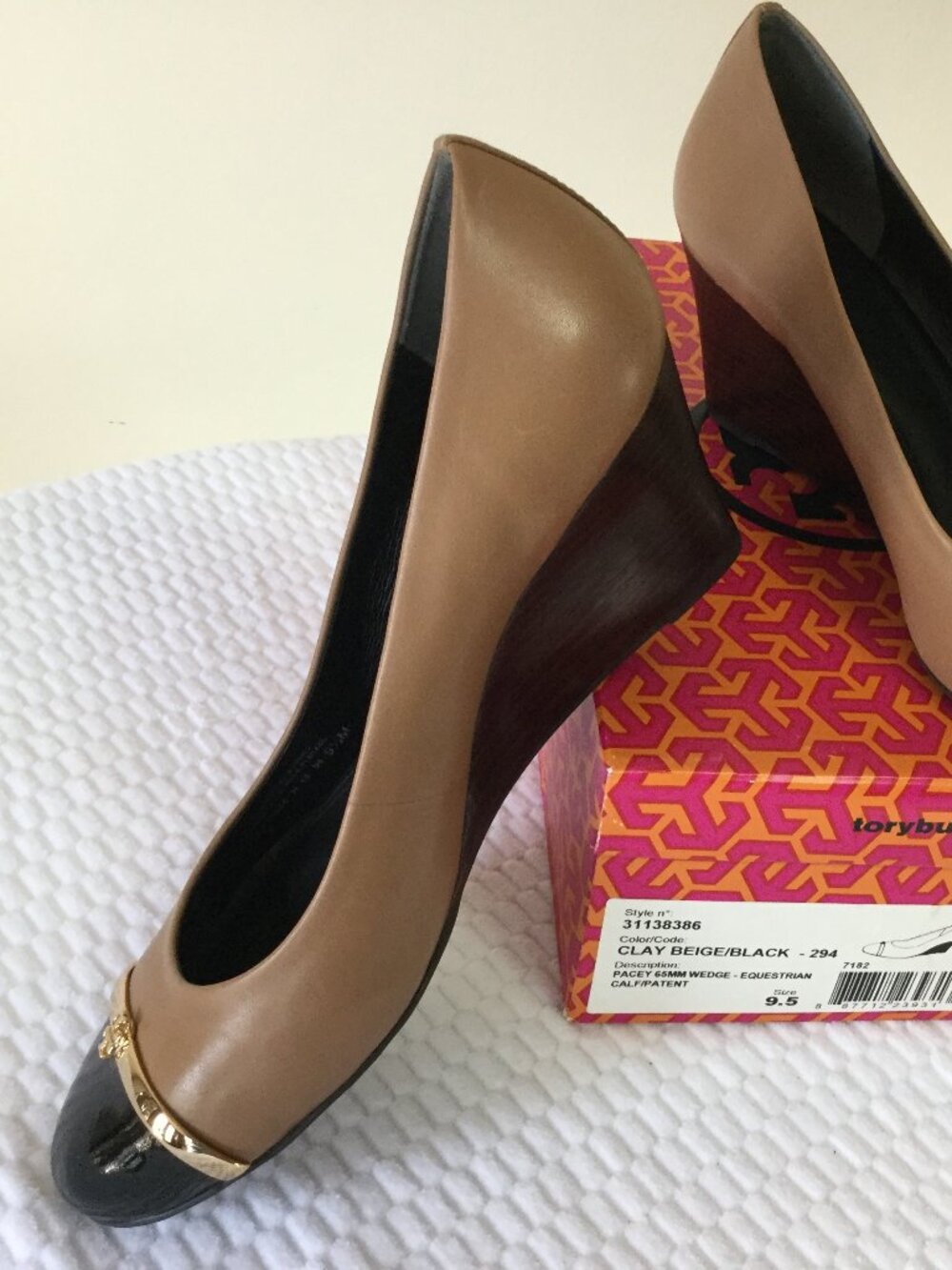 Tory Burch Women Size 9.5 Clay Beige Calf Black patent Wedge Shoes Heels 2.5" - Picture 4 of 12